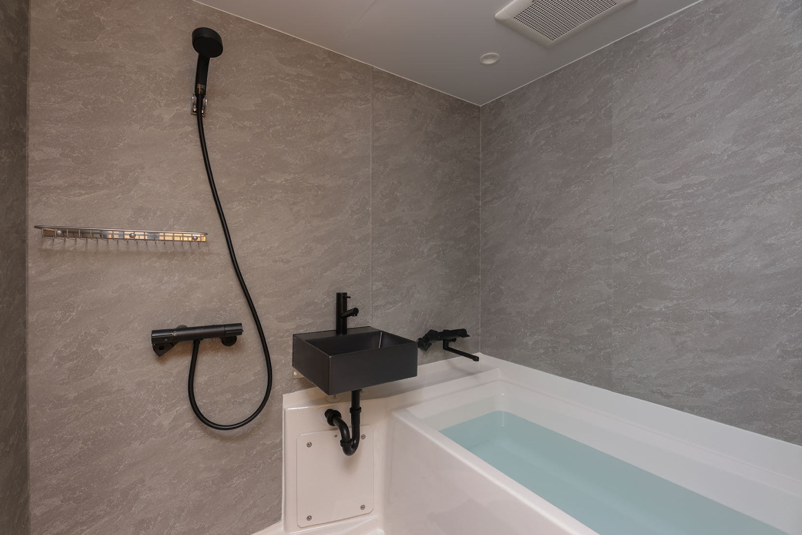 シャワー水風呂